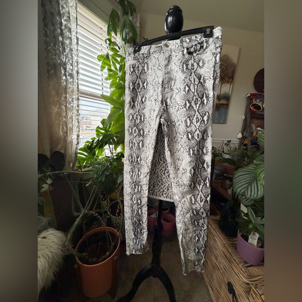 EUC Women’s Zara Black & Ivory Snakeskin Print Pants